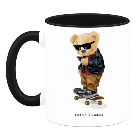 Мече скейтър Text While Skating върху Чаша — Черна