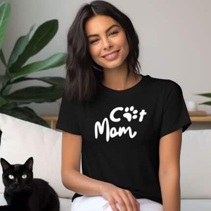 Дамска тениска Cat Mom в бял и черен цвят.